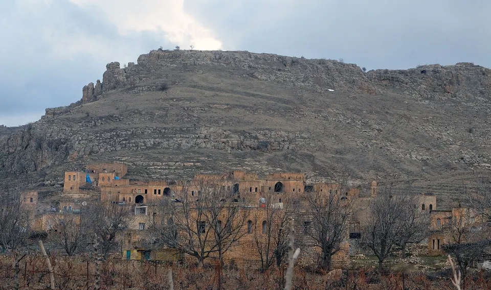 Savur’a bağlı Dereiçi köyündeki taş evlerin genel görünümü