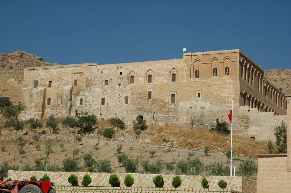 Deyrulzafaran Manastırı’nın taş dış cephesinin görünümü