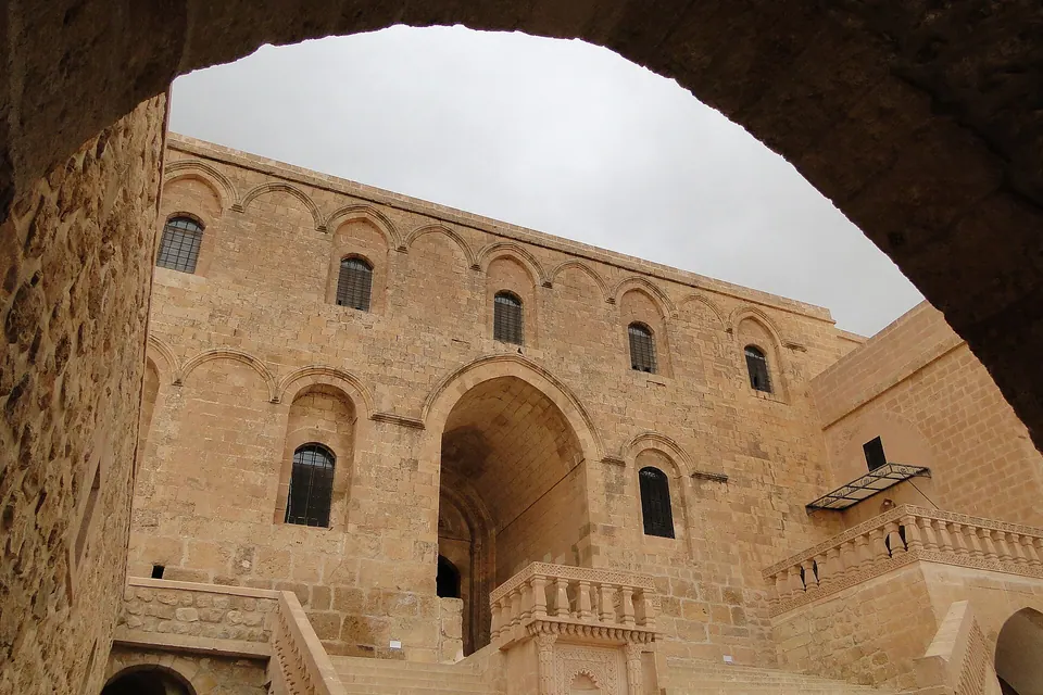 Deyrulzafaran Manastırı’nın taş mimarisinin görünümü