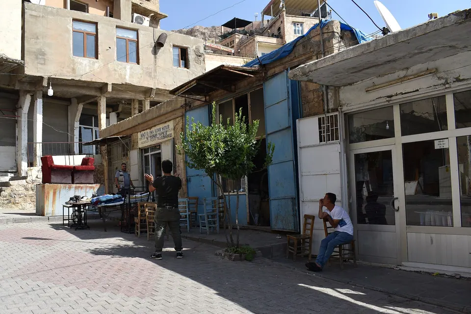 Mardin çarşısındaki taş yapılar ve dükkânlar