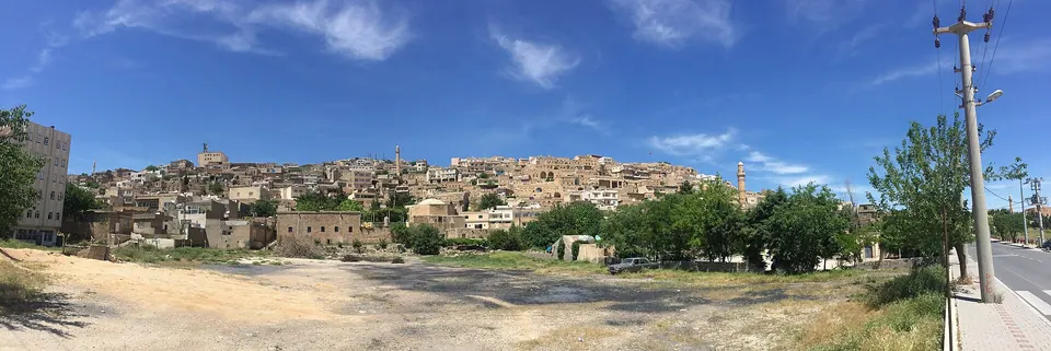 Mardin’in taş yapılarının yamaç boyunca uzandığı şehir panoraması