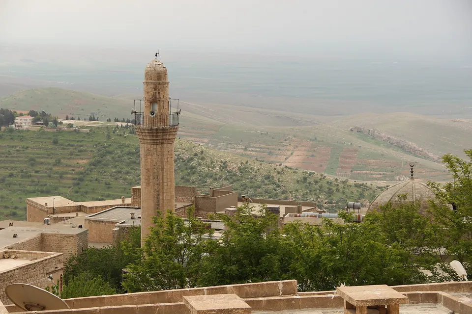 Eski Mardin’in taş yapıları ve ovaya açılan manzarası