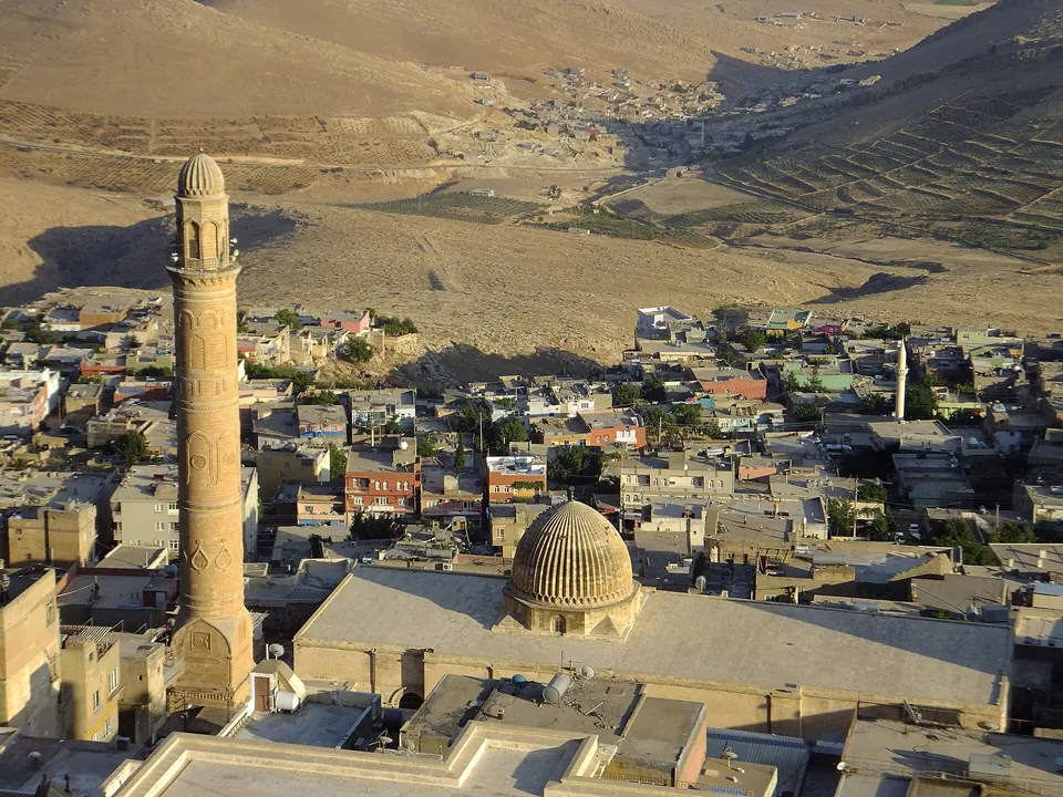 Mardin Ulu Cami’nin kubbesi ve minaresinin yamaçtan görünümü